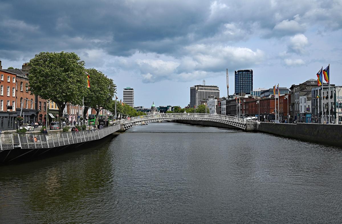 Dublin Ha'penny bridge Liffey