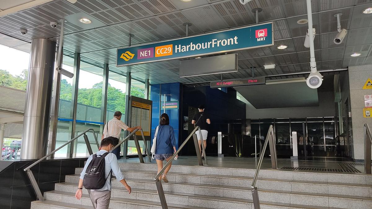 airline departure board screen